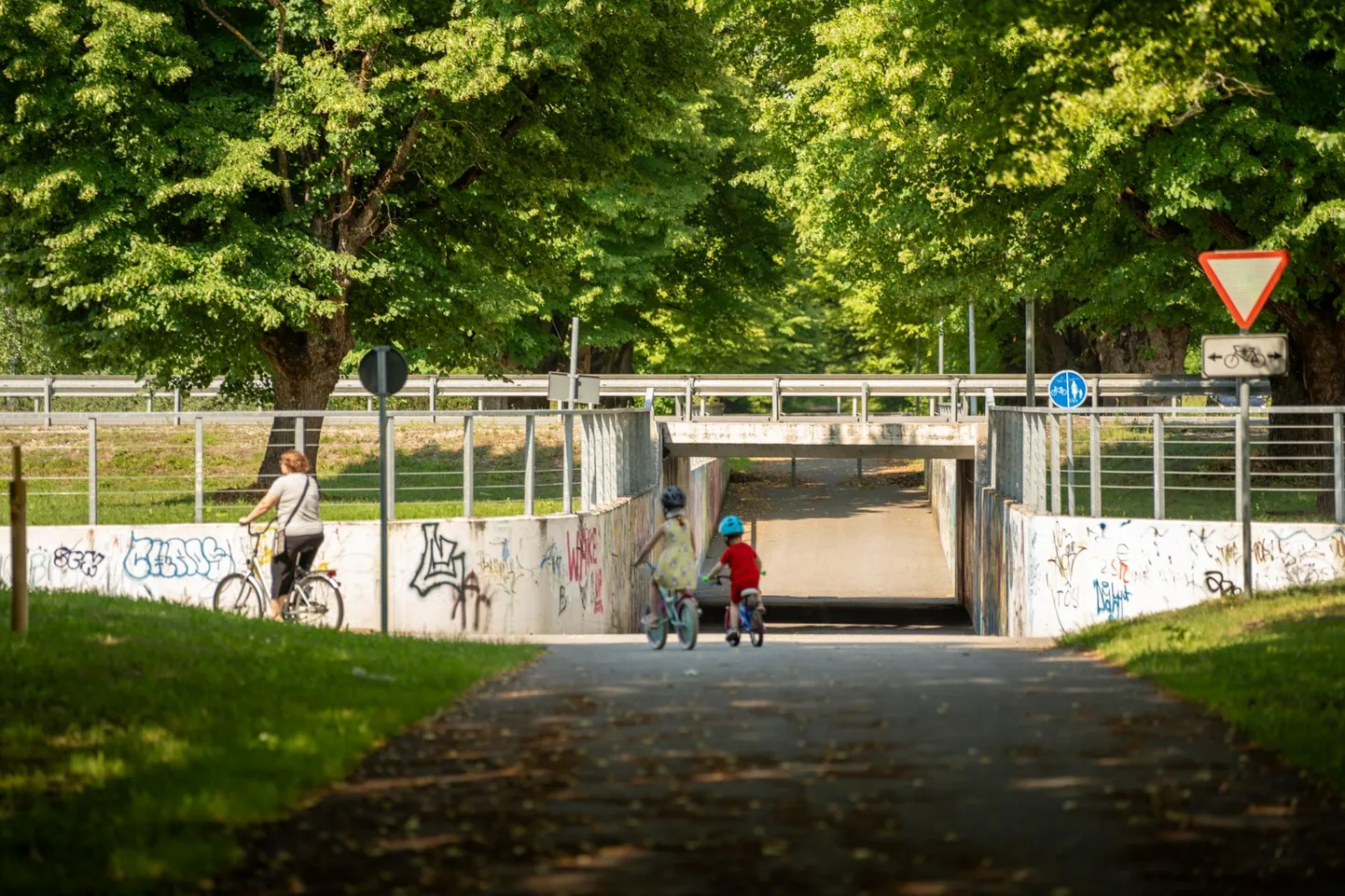 Uus-Sauga tänavat ja Sauga mõisa ala ühendav jalakäijate tunnel.