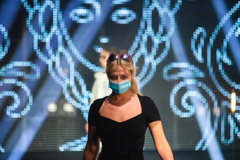 Töökoos: Virtuoza disainer Liisi Tui virtuaalasel moenädalal, mask ees ja tempo peal. Tallinn Fashion Week 2020