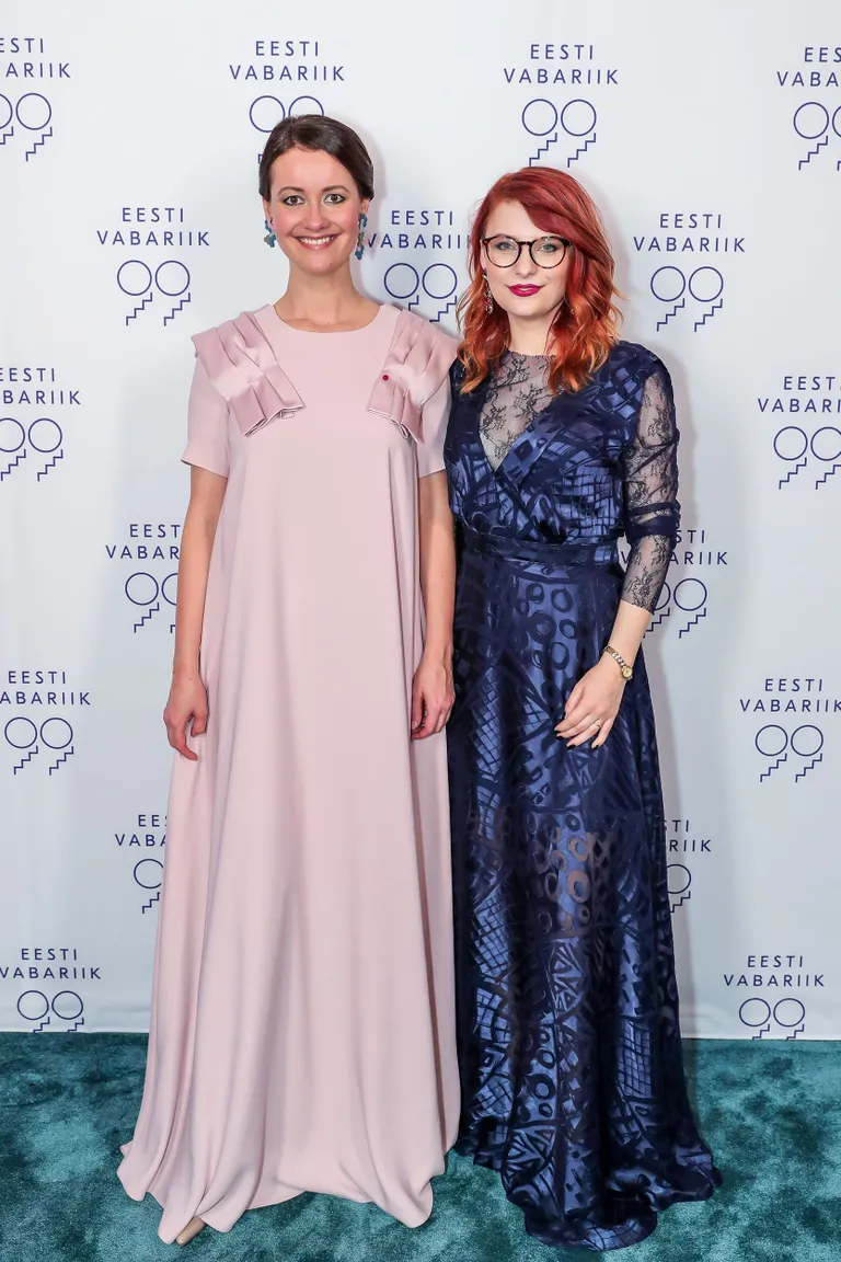 Presidendi vastuvõtu külalised fotoseinal, Helen Sildna ja Meisi Volt