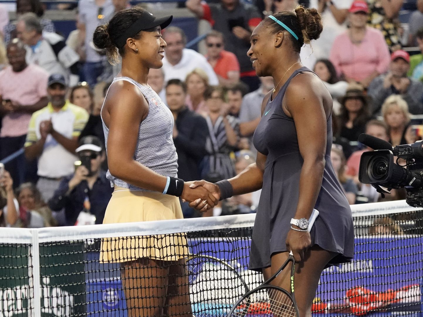 Naomi Osaka õnnitleb Serena Williamsit võidu puhul.