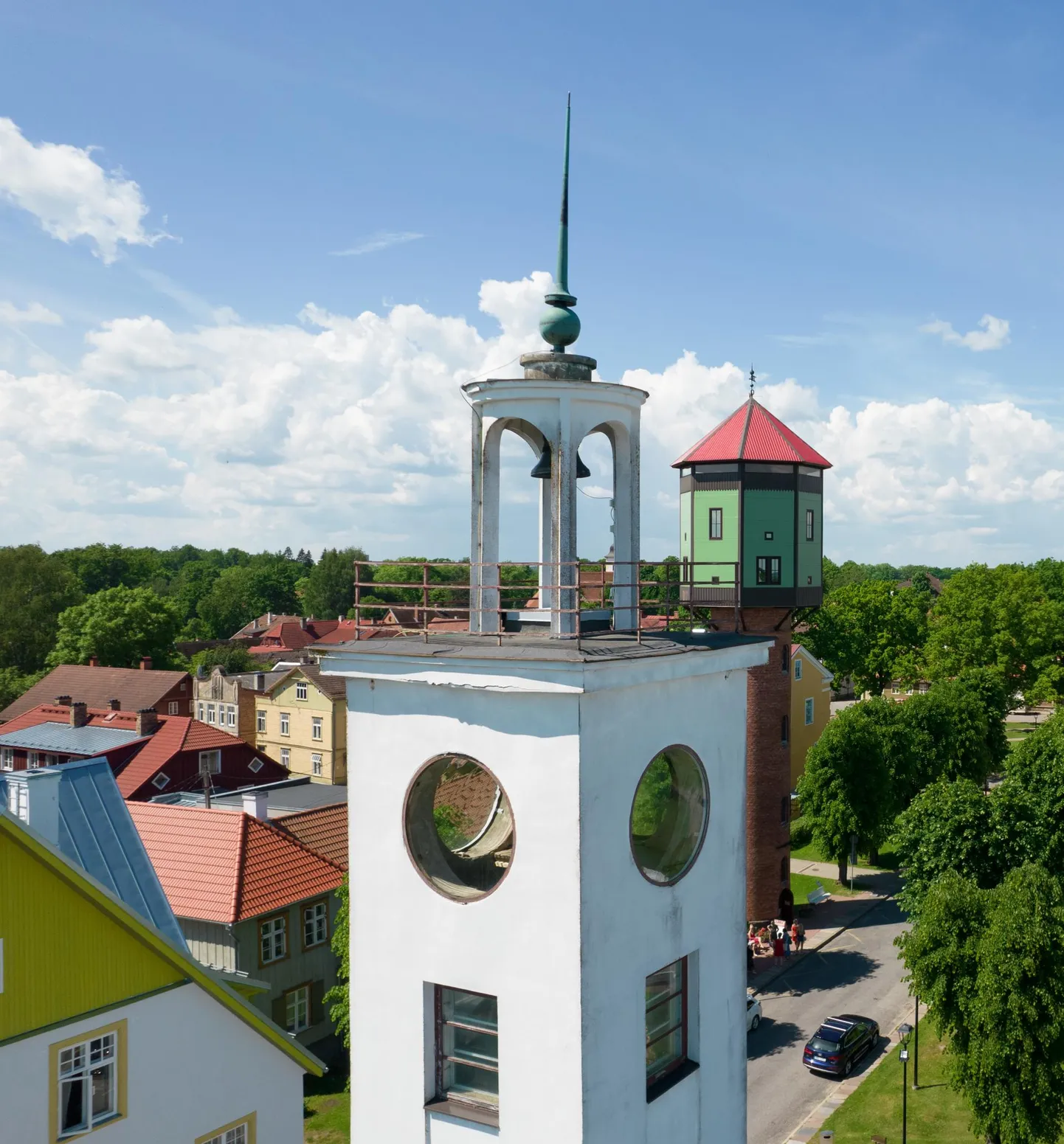 Viljandi raekoja tippu vaadates õiget aega sealt praegu ei näe, sest unikaalne tornikell viidi remonti.