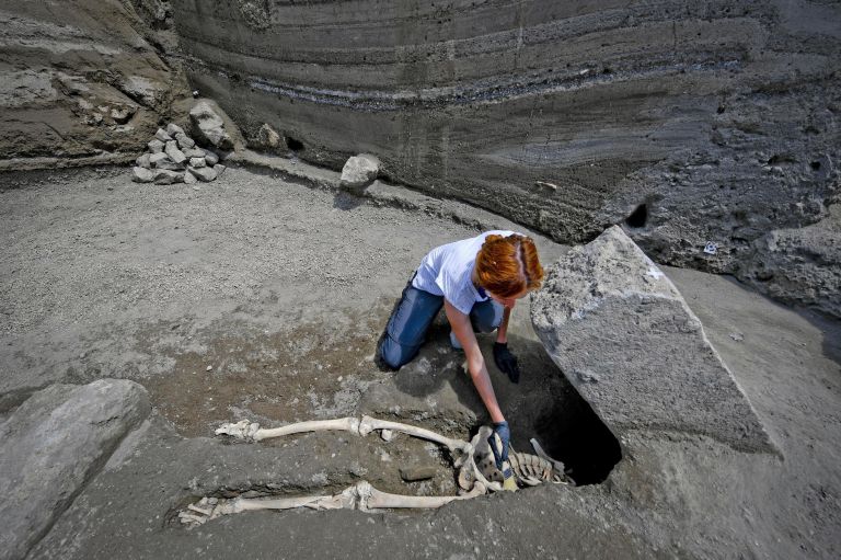 Antropoloog Valeria Amoretti uurimas skeletti, mille omanik kaotas elu 79. aasta Vesuuvi purske ajal