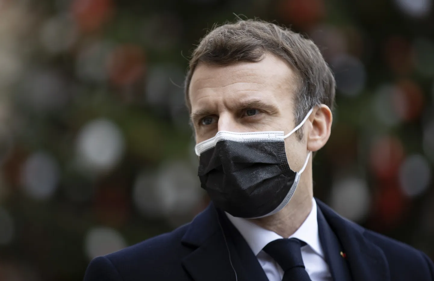 Prantsusmaa president Emmanuel Macron eile Élysée palee juures.