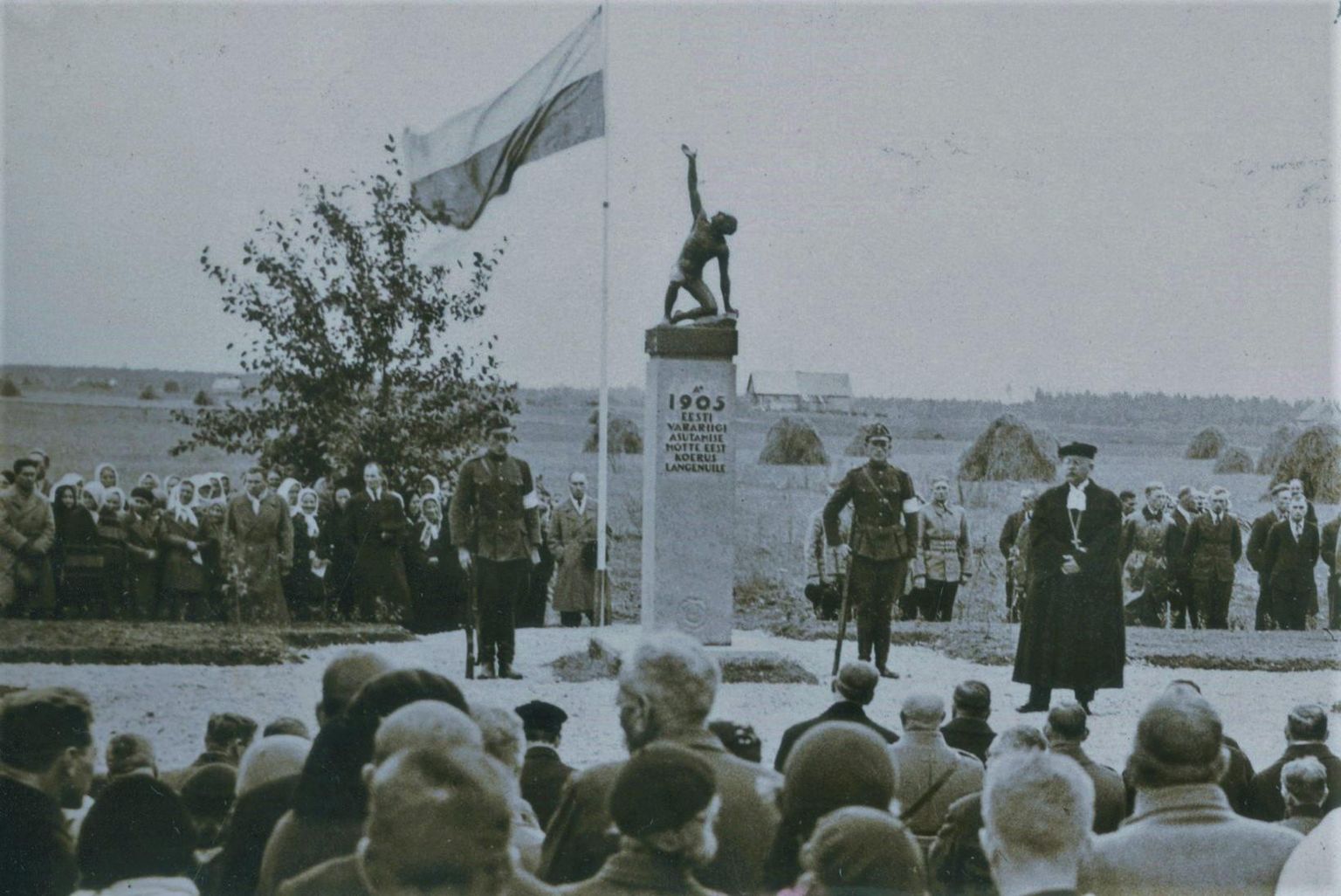 Koerus 1905. aasta terrori ohvriks langenud Eesti Vabariigist unistanud meeste mälestussamba avamine 29. septembril 1935.
 