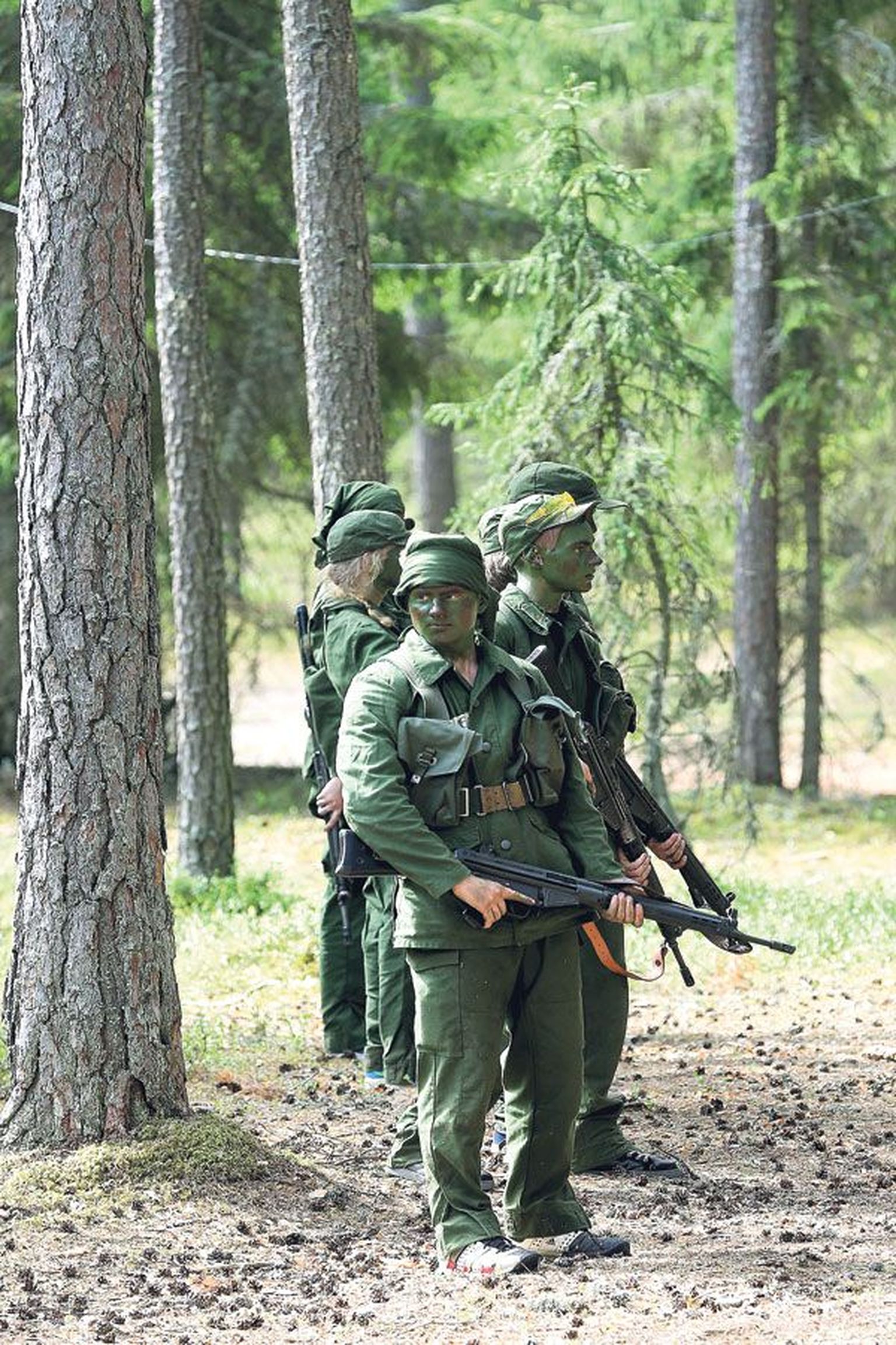 Tartumaa õpilaste riigikaitselaager Unikülas juuni alguses.