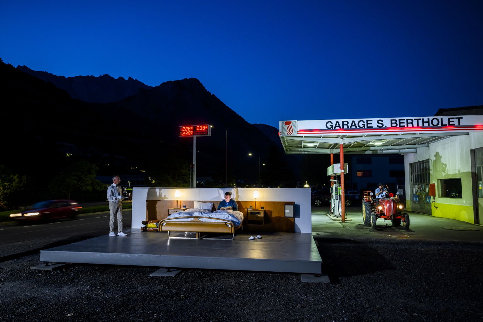 Šveitsi lõunaosas Valais’ kantonis Sailloni külas asub lahtise taeva all «nulltärnihotell», kus saab öö veeta, kuid samal ajal oma mõtetes või kaaslasega arutada maailma probleeme. Projekti taga on šveitslastest kaksikvennad Frank ja Patrik Riklin