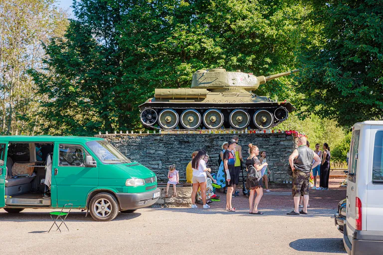 Tankikaitsjad punatanki juures reedel, 5. augustil.