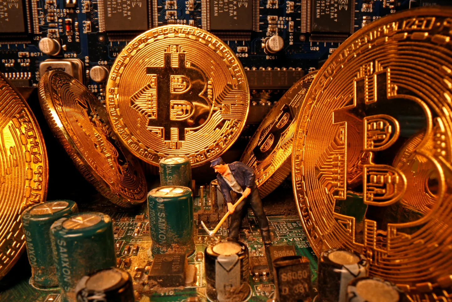 Bitcoini kaevandamine - sümbolpilt