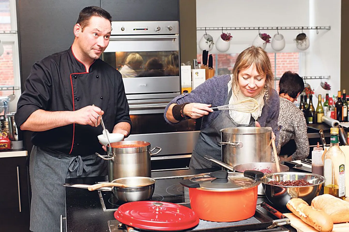 Riia südalinna restorani köögistuudio pakub lahedat meelelahutust - koos kokkadega saab valmistatada endale gurmeeroogasid. Pildil keedab loo autor seenesuppi, kokk Arturs tomatikastet.