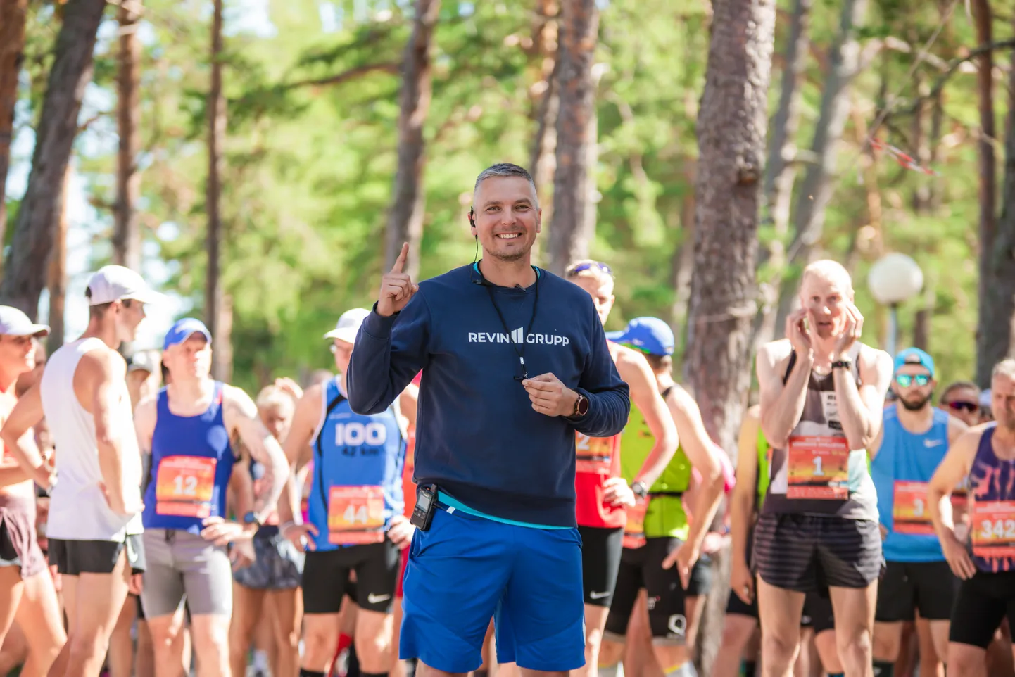 Marko Torm omas elemendis. Sel fotol näpp püsti ühel MTÜ Rakvere Maraton korraldatud suvisel jooksuüritusel kodukandis Võsul.