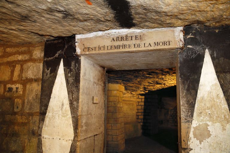 Pariisi katakombid, mille sissekäigul on tekst: «Peatu. See on surma impeerium»