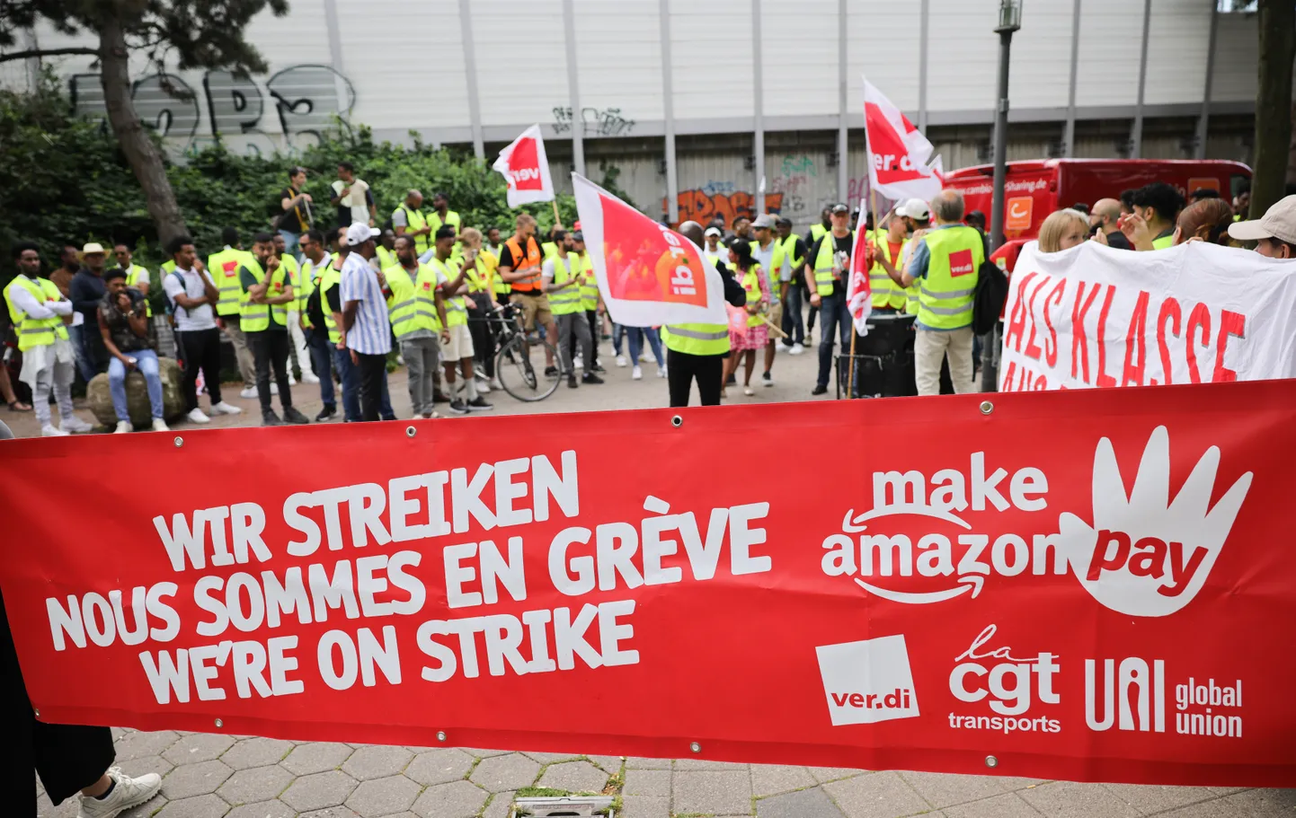 Fotol Amazoni töötajad, kes osalesid «Make Amazon Pay!» meeleavaldusel Hamburgis poolteist aasta tagasi 10. juulil 2023. Ka tookord protestiti paremate töötingimuste nimel.