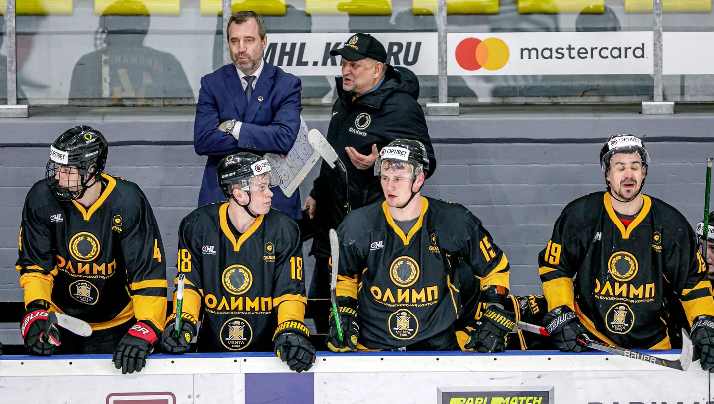 Aigars Cipruss ar "Olimp"/"Venta 2002" komandas hokejistiem