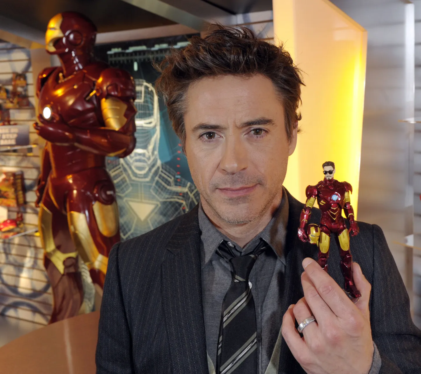 Raudmees. Alates 2008. aastast, kui esimene «Raudmehe» film välja tuli, on näitleja Robert Downey Jr pidevalt olnud seksikate näitlejate nimekirjades. Ta näeb hea välja nii raudmehe kostüümis kui ka ülikonnas.