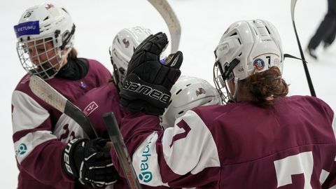 Latvijas hokejistes zaudē Nīderlandei, bet saglabā vietu trešajā divīzijā