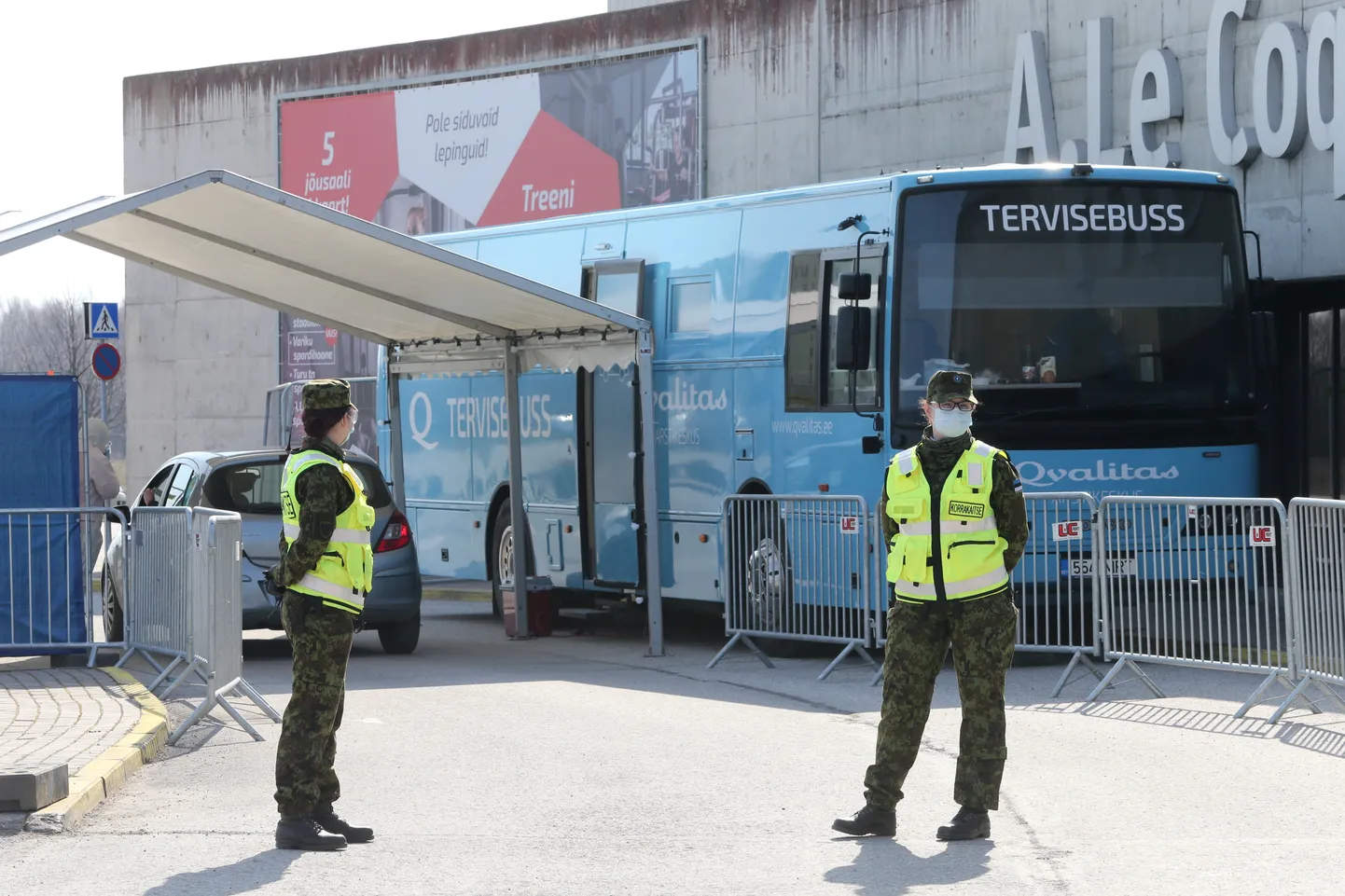 Trahvidega päädinud öine noortekogunemine leidis aset Annelinna spordimaja parklas, sealsamas, kus päeval saab autost anda koroonaproove.
