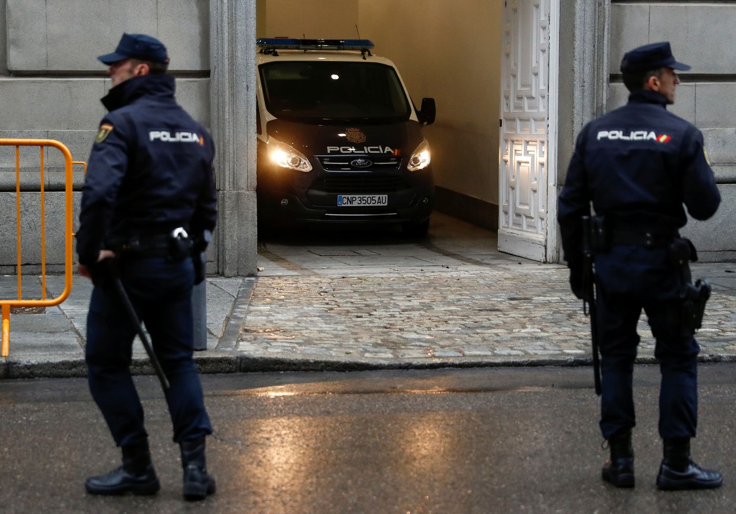 Hispaania politsei toimetab separatistid kohtusse.