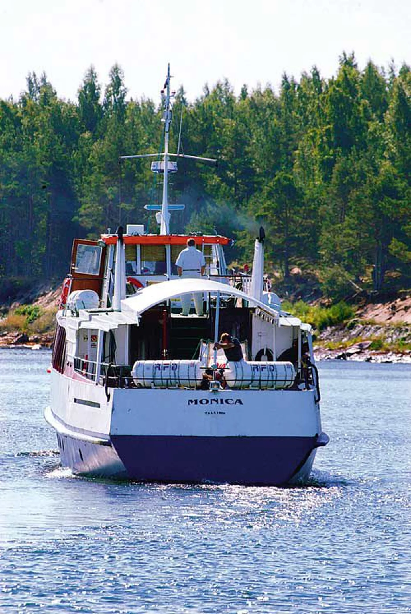 Naissaare külalisi vedav M/S Monica.