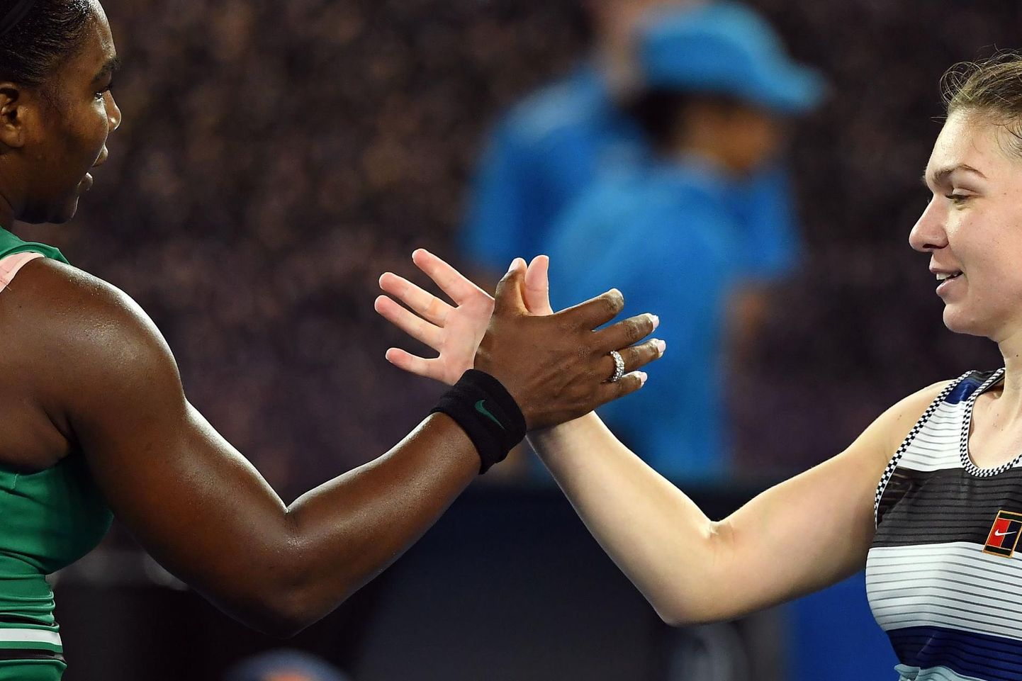 Kahe suure meistri, Serena Williamsi (vasakul) ja Simona Halepi matšijärgne käepigistus.