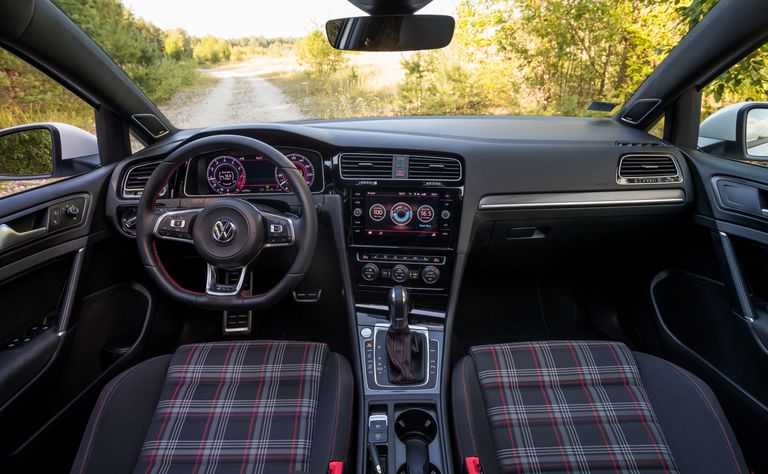 Ruuduliste katetega ja väga mugavad istmed on nagu kelmikas kummardus esimene põlvkonna Golf GTI suunas.