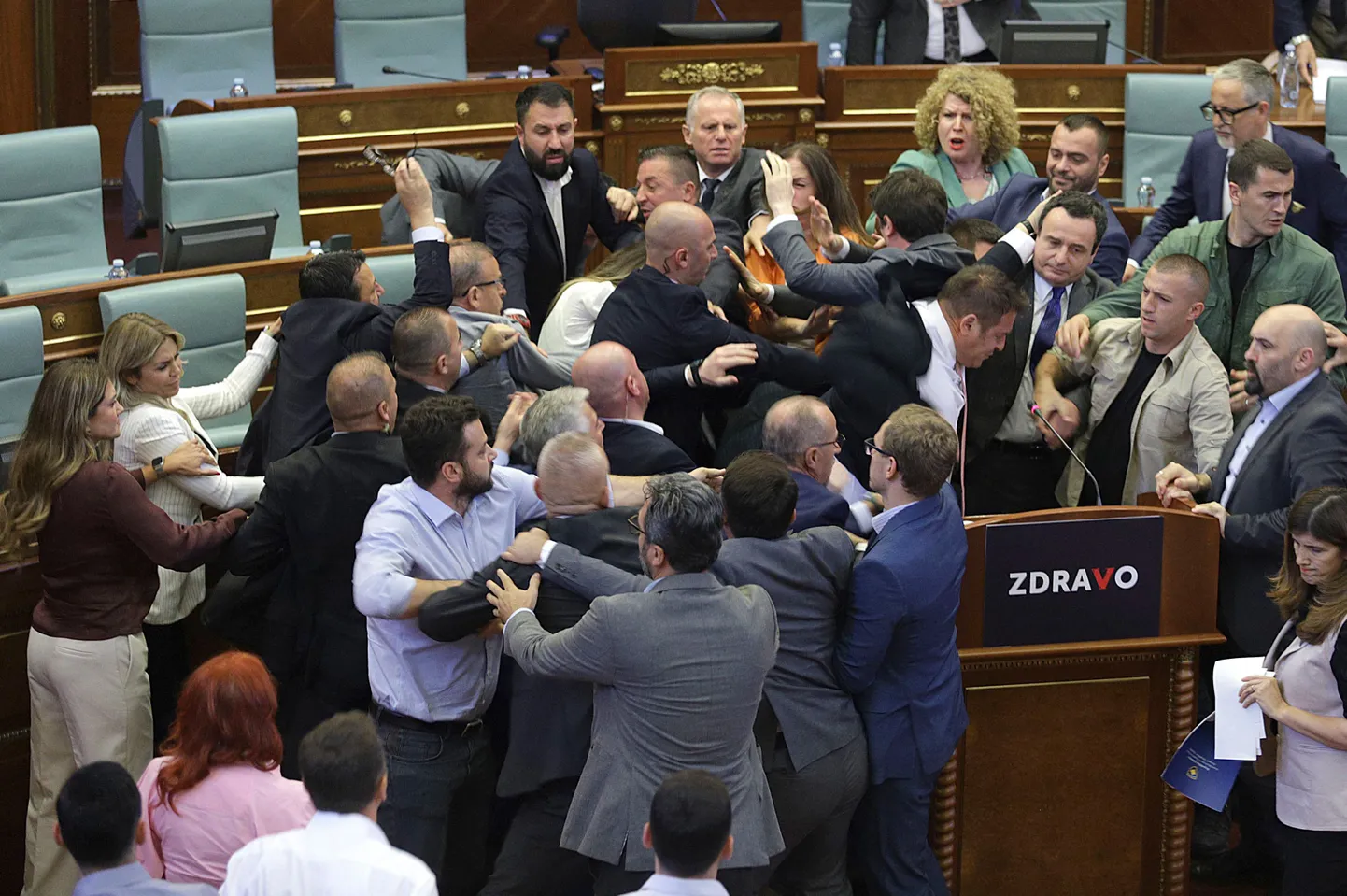 Rüselus Kosovo parlamendis, 13. juuli 2023. Foto on illustratiivne.