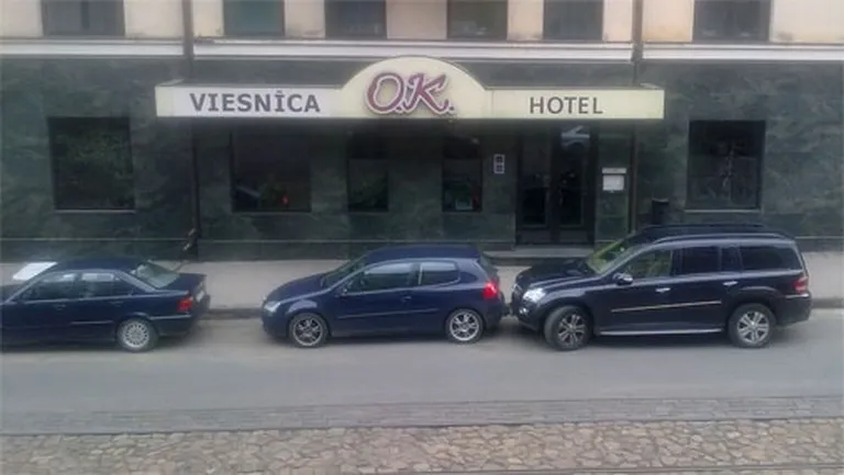 Lasītājs Gatis nofotografējis, kā viņa automašīnai pārāk tuvu piebraucis, iespējams, viesnīcas īpašnieka auto