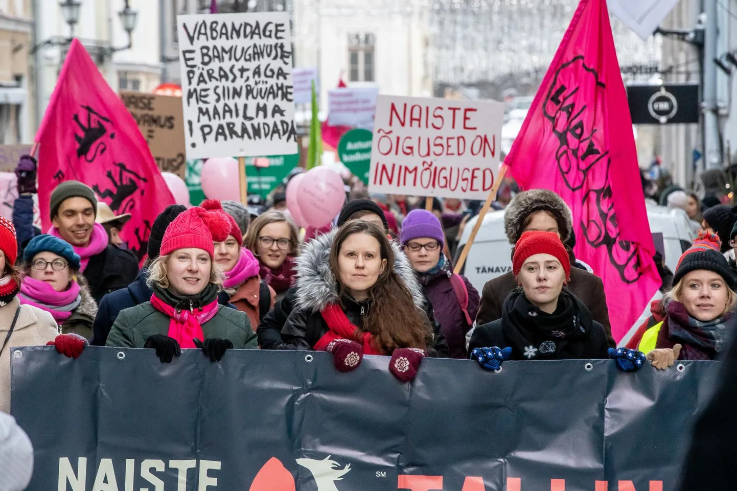 Viru väravate juurest Balti jaama marssinud meeleavaldajad.