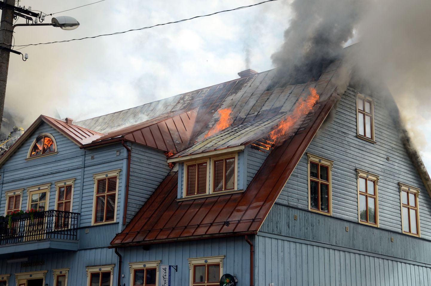 Pärnu kesklinnas põles ajalooline puumaja. Pildid on tehtud umbes kella 15 ajal.