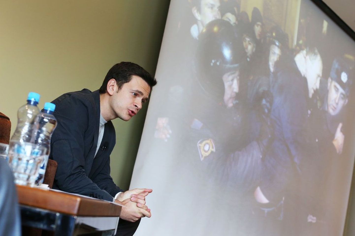 Ilja Jašini ettekannet Tallinnas  illustreerisid fotod Vene politsei jõukasutamisest opositsiooni meeleavaldustel.
