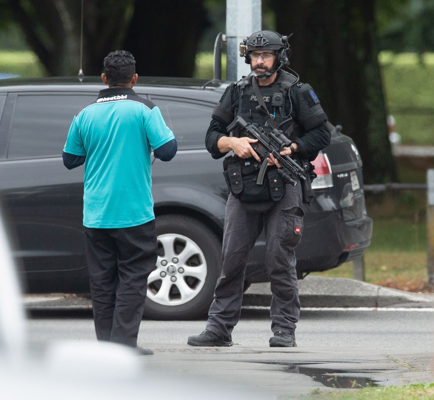 Politseinik hoidmas inimesi eemal rünnakupaigast Christchurchi mošee juures.