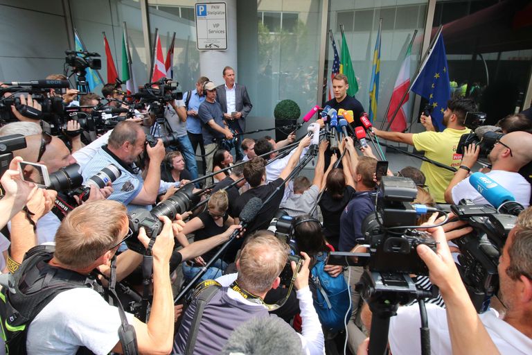 Manuel Neuer ajakirjanike piiramisrõngas