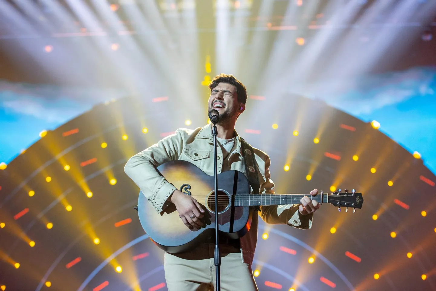 Viljandi poiss Eurovisiooni laval. Stefani esitus poolfinaalis viis ta laupäevasesse finaali.