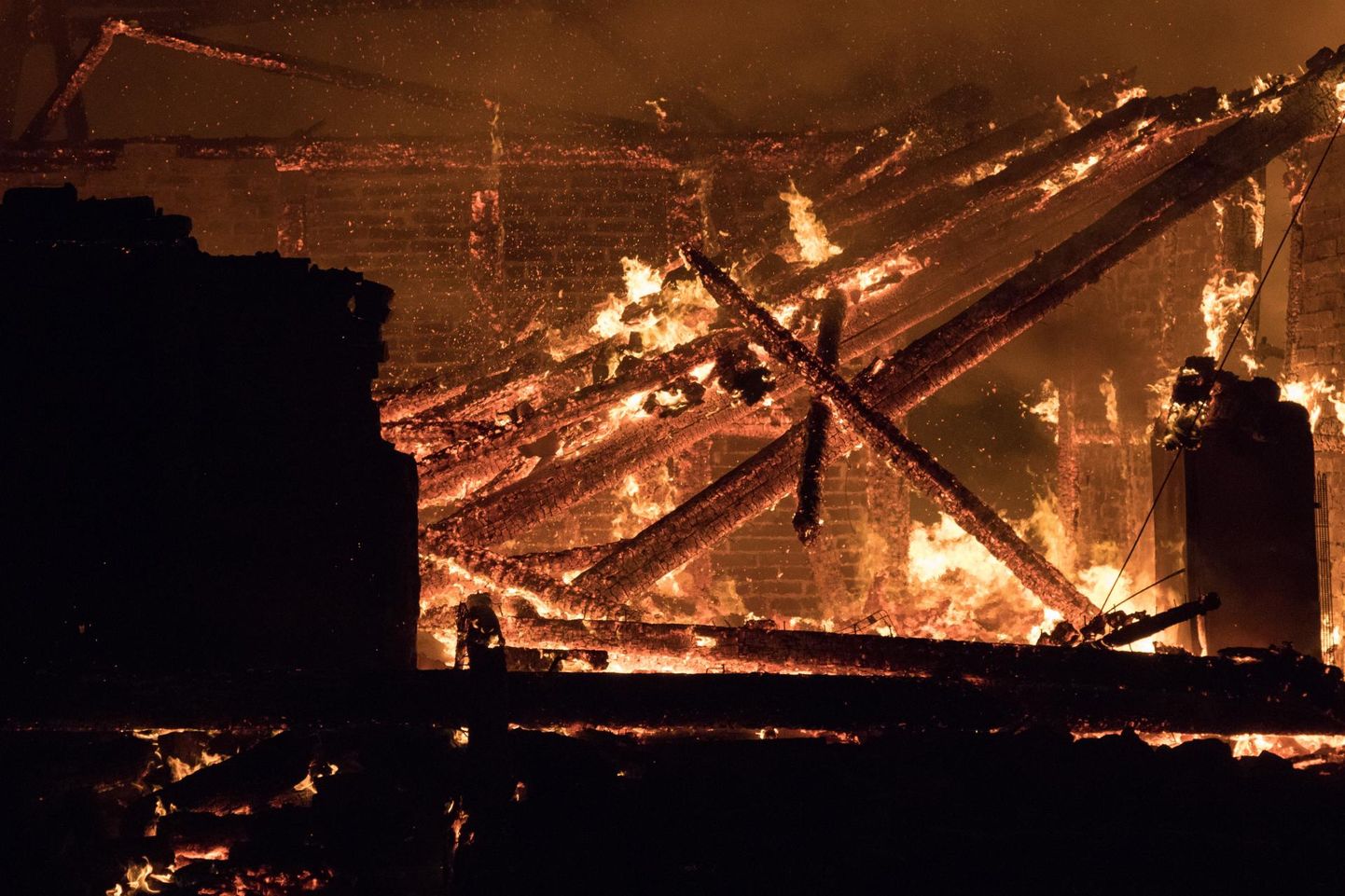 Lääneranna vallas Võitra külas hävis tulekahjus elamu. Foto on illustreeriv