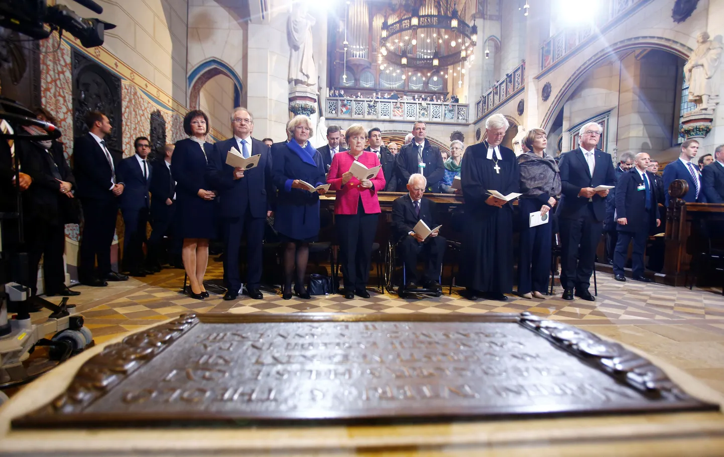 Wittenbergi lossikirikus toimunud jumalateenistusest võtsid osa ka kantsler Angela Merkel, president Frank-Walter Steinmeier, Bundestagi esimees Wolfgang Schäuble.