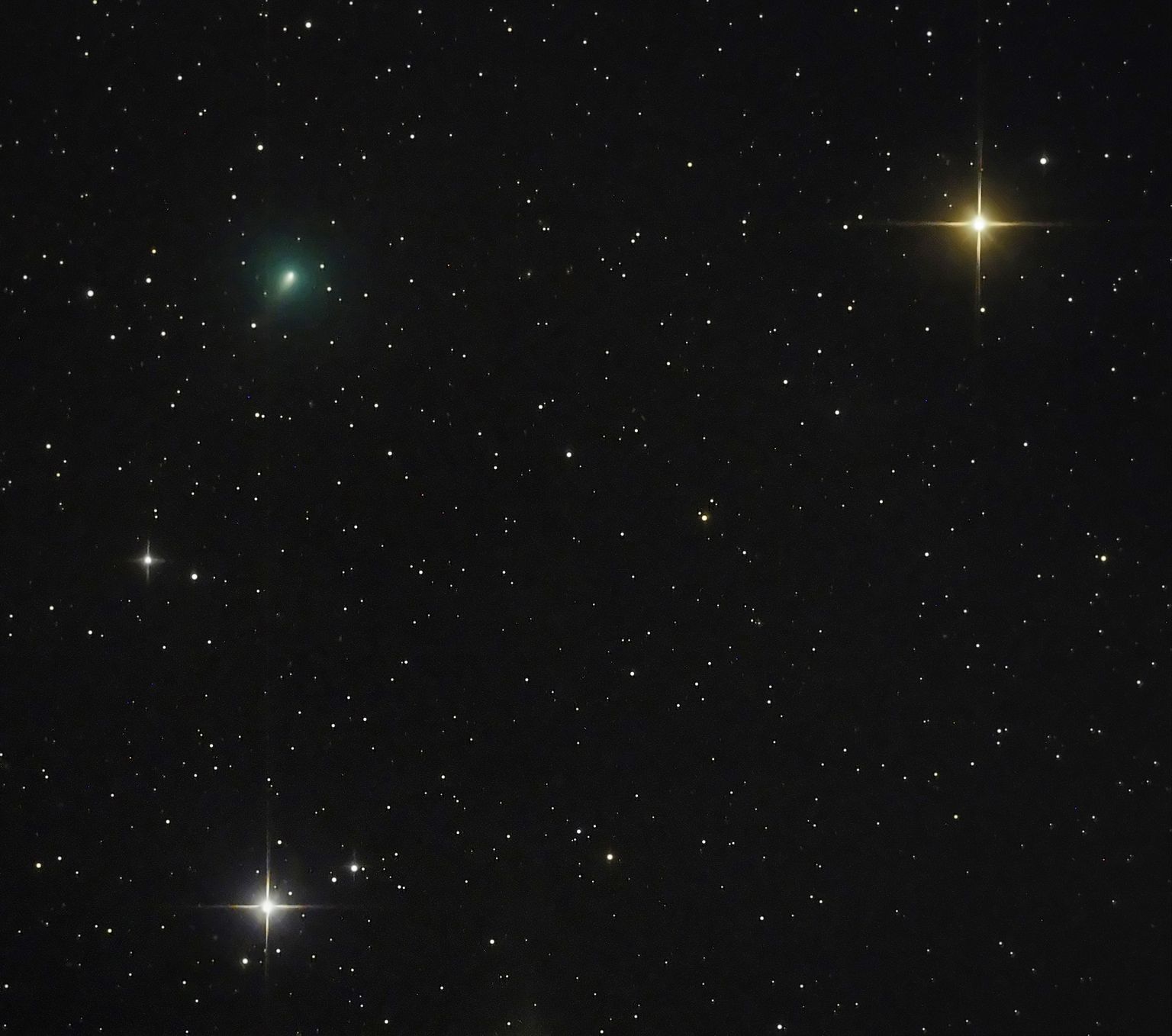 Komeet Atlas pildistatuna Lüllemäe observatooriumis. Komeet on näha pildil vasakul üleval.