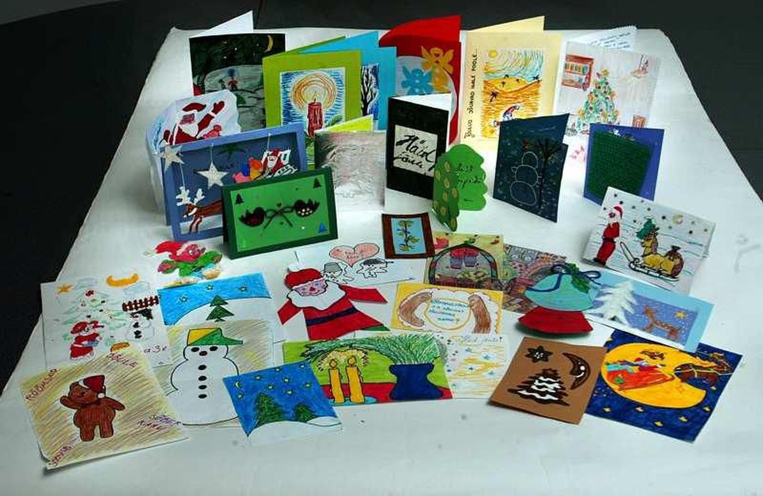 Laste tehtud jõulukaardid.