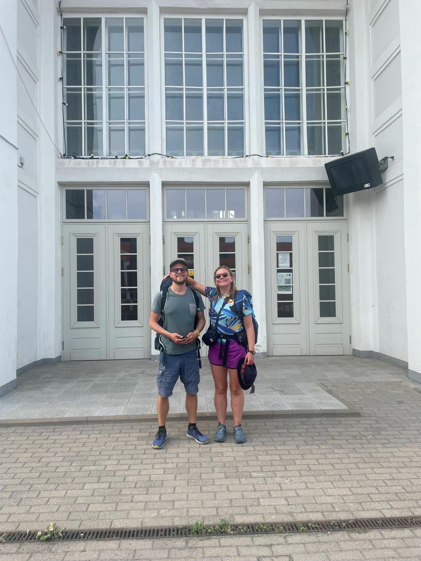 Taani turistid Karen ja Anders eelmisel aastal Valgas raudteejaama ees