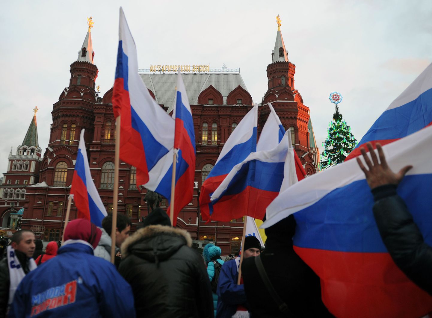 Kremli-meelsed noored on väljendanud oma toetust võimudele rahvakogunemistega.