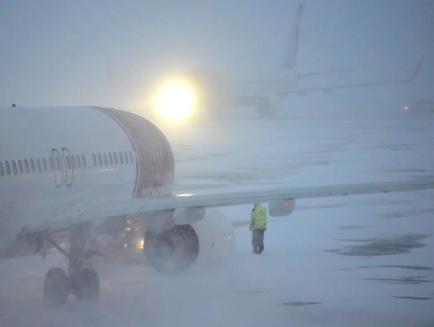 Norwegian Airline'i kaks reisilennukit Boeing 737-800 lumisel Arlanda lennuväljal täna.