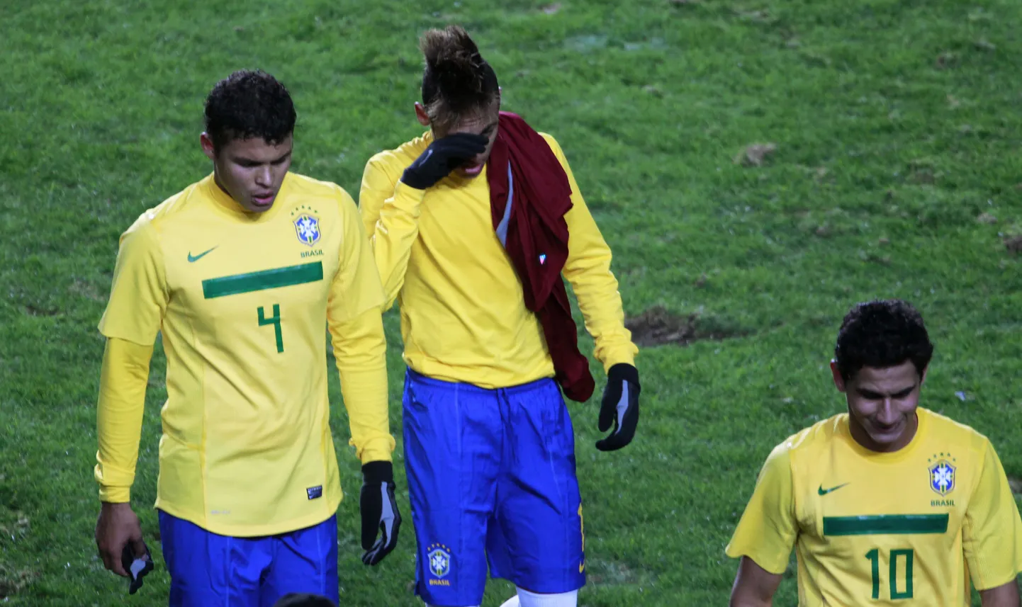 Pettunud Brasiilia koondise mängijad lahkuvad pärast 0:0 viiki Venezuelaga väljakult.