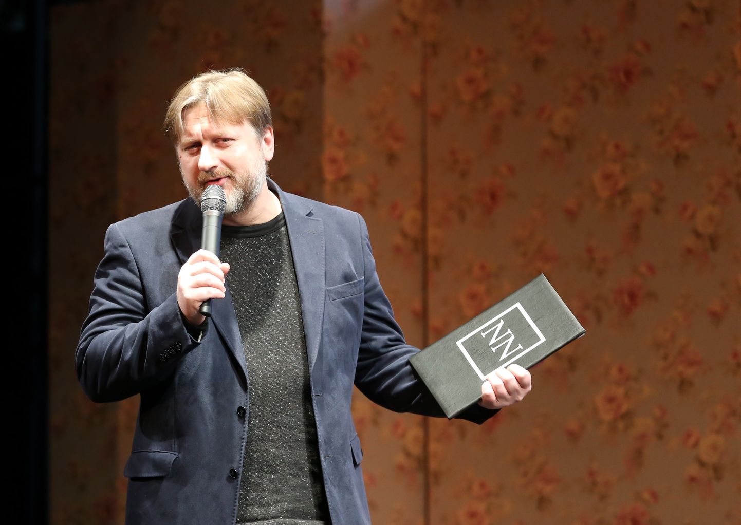Publicists, portāla "satori.lv" redaktors Ilmārs Šlāpins piedalās kritiķa Normunda Naumaņa vārdā nosauktās Gada balvas mākslas kritikā pasniegšanas ceremonijā Jaunajā Rīgas teātrī.