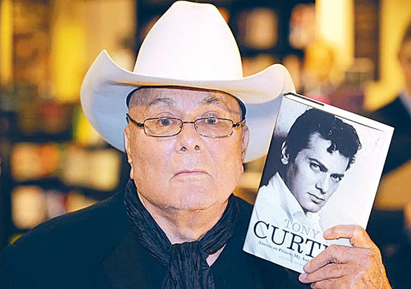 Tony Curtis eksponeerib oma autobiograafiat. Aasta on 2008.