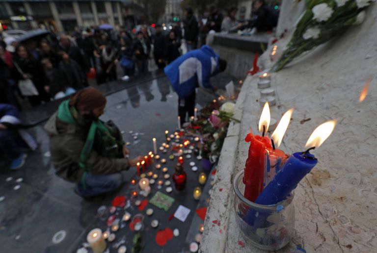 Prantslased mälestamas 13. novembril 2015 hukkunuid