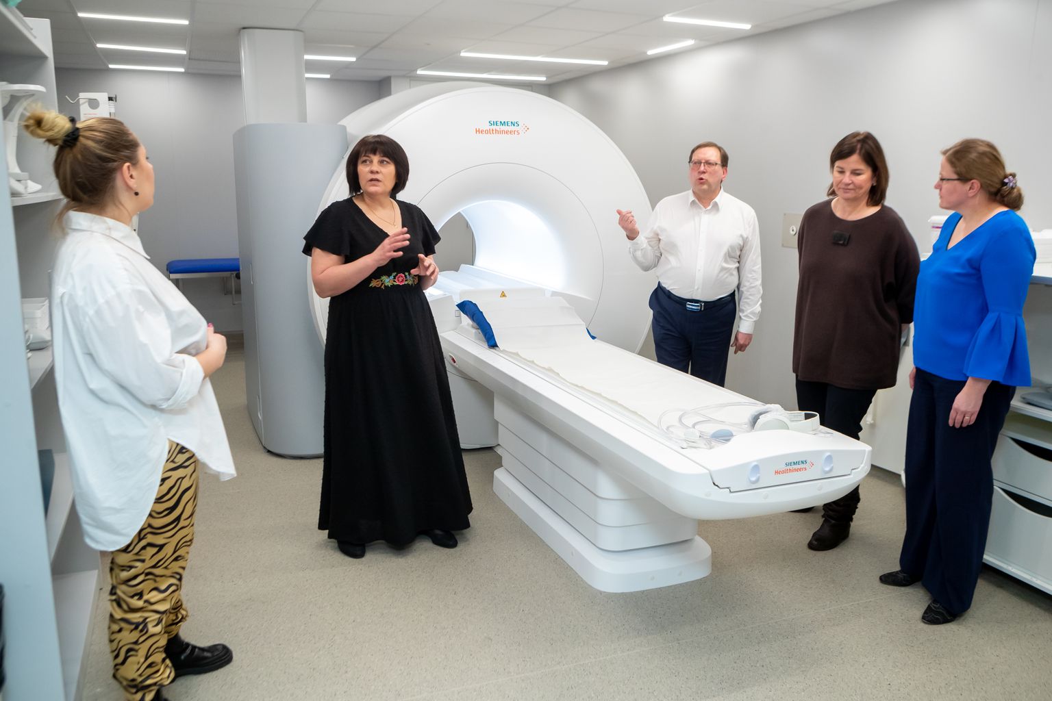AINUS OMATAOLINE EESTIS: Vastutav radioloogiatehnik Irina Viirmäe tutvustab uut MRT aparaati Viljandi haigla diagnostikakliiniku juhile Andrus Aavikule ja kolleegidele sealsest haiglast. Vasakul abivallavanem Liis Lepik.