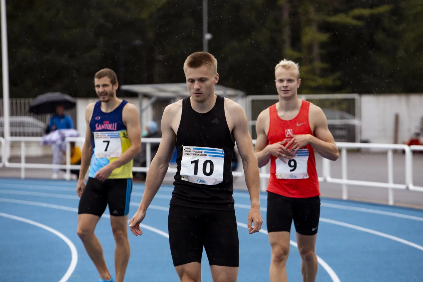 Tanel Visnap (keskel) Pärnu Rannastaadioni kergejõustikuõhtul. Vasakul viiendaks jäänud Janis Mezitis, paremal Visnapit ülinapilt edestanud Ken-Mark Minkovski.