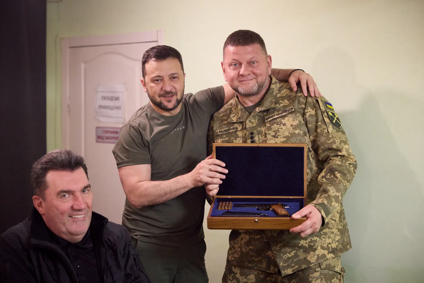 Ukraina president Volodõmõr Zelenskõi (vasakul) ja relvajõudude ülemjuhataja kindral Valeri Zalužnõi poseerimas piltnikule Dnipros 27. juulil 2023.