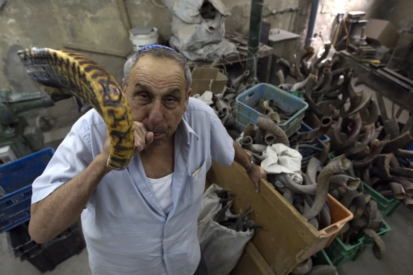 Avraham Ribak puhub oma töökoja eest Tel Avivis shofari.