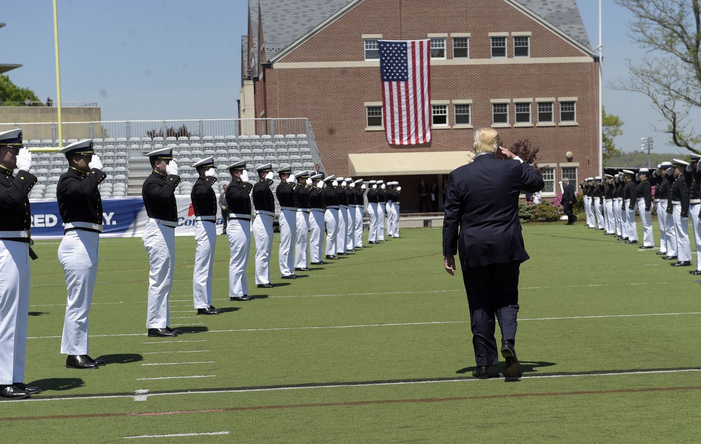 President Donald Trump eile USA piirivalveakadeemia lõputseremoonial.