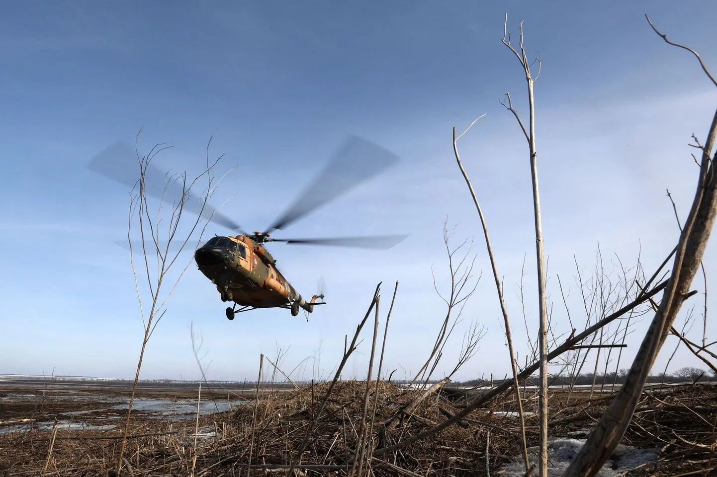 Вертолет ВСУ «Ми-17» в зоне боевых действий в восточной части Украины.