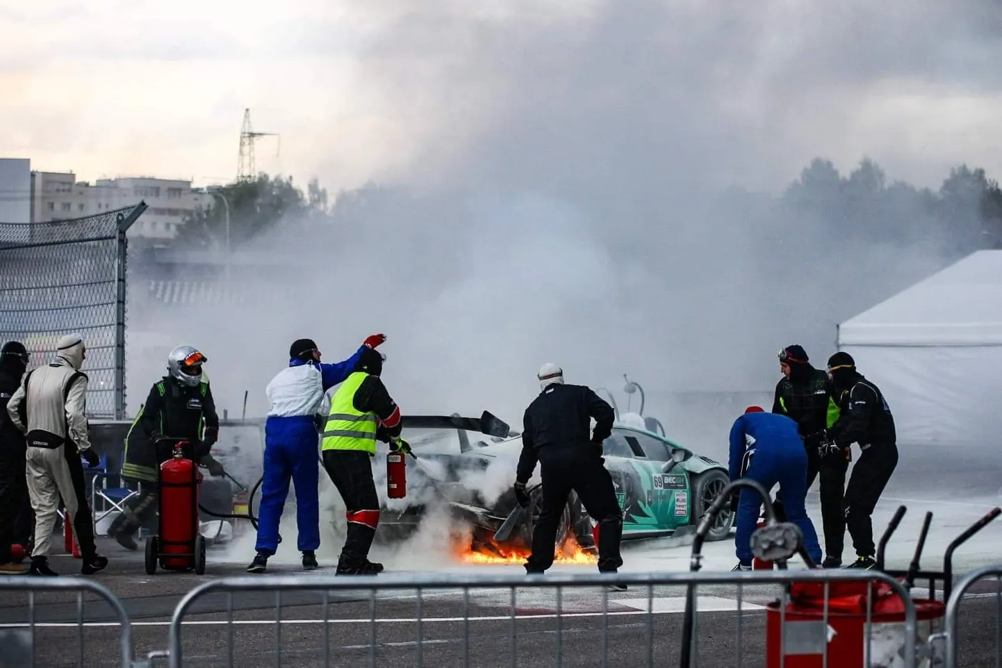 Möödunud nädalavahetusel tegi viljandlane Mikk Maaten debüüdi Lamborghini roolis, ent võistlus tuli tiimikaaslase vea tõttu katkestastada, sest auto süttis.